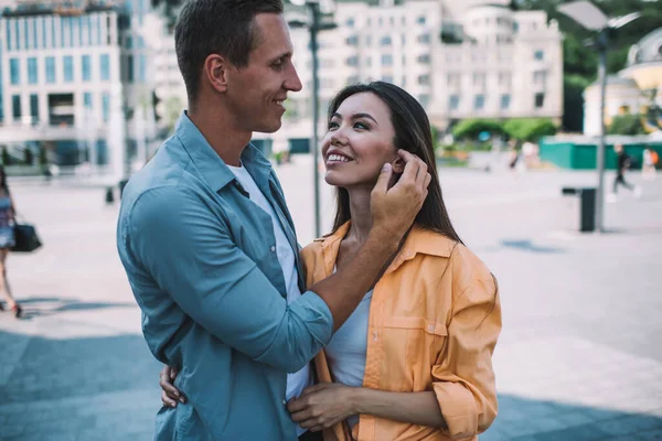 Homem Adulto Amoroso Roupa Casual Abraço Com Mulher Asiática Encantadora — Fotografia de Stock