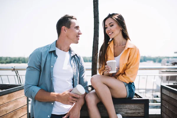 Hombre Seguro Ropa Casual Descansando Tomando Café Con Una Mujer —  Fotos de Stock