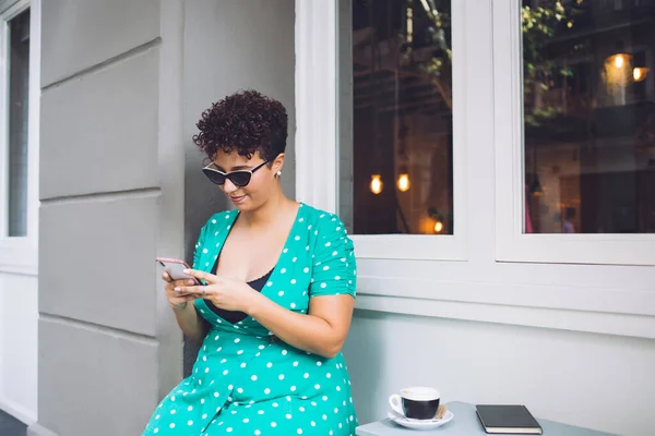 Afro Americano Rizado Regordeta Dama Gafas Sol Moda Vestido Verde —  Fotos de Stock