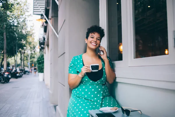 Sorrindo Encantadora Mulher Inclinada Parede Cinza Canto Café Exterior Falando — Fotografia de Stock