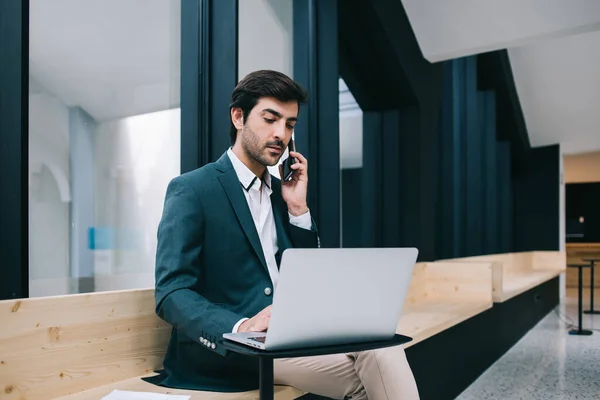 Smart Elegant Forretningsmann Formell Bruk Snakker Smarttelefon Leser Data Fra – stockfoto