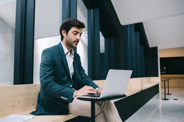 Uomo Indiano Serio Che Lavora Con Database Informazioni Sul Computer — Foto Stock