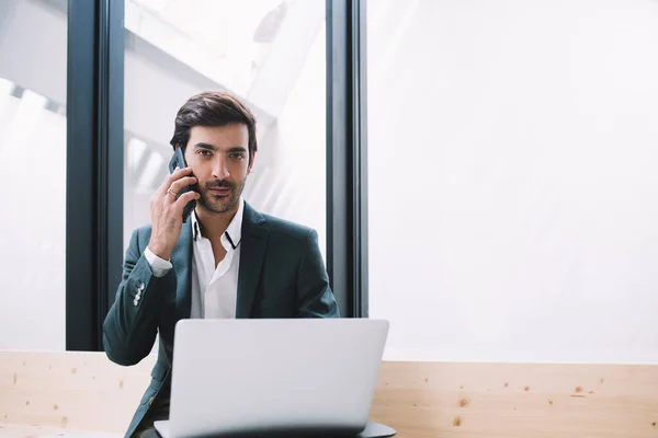 Intelligente Imprenditore Maschio Con Laptop Moderno Che Parla Smartphone Guarda — Foto Stock