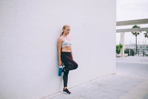 Boční Pohled Dospělé Blond Sportovkyně Activewear Modrou Láhev Vody Opíral — Stock fotografie