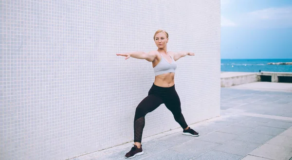 Visão Lateral Jovem Fêmea Sportswear Fazendo Exercício Para Fortalecer Músculos — Fotografia de Stock