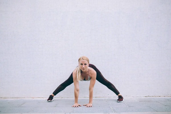 Concentrado Jovem Fêmea Leggings Pretos Olhando Para Câmera Fazer Exercício — Fotografia de Stock