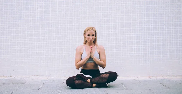 Portrait Caucasian Woman Doing Yoga Workout Recreating Find Peace Chakra — Stock Photo, Image