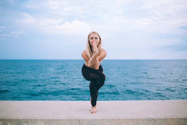 Portrait Muscular Caucasian Female Yogi Practicing Eagle Balance Poses Morning — Stock Photo, Image