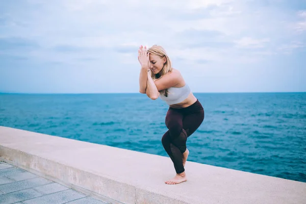 Healthy Lifestyle Exercise Concept Barefoot Caucasian Woman Practices Balance Yoga — Stock Photo, Image