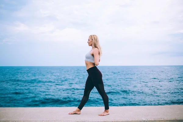 Boční Pohled Mladou Flexibilní Zaostřenou Blondýnu Černých Kamaších Bílou Vrchní — Stock fotografie