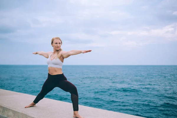 Zkušená Sportovkyně Perfektním Tvarem Těla Cvičit Pilates Hatha Jóga Moře — Stock fotografie