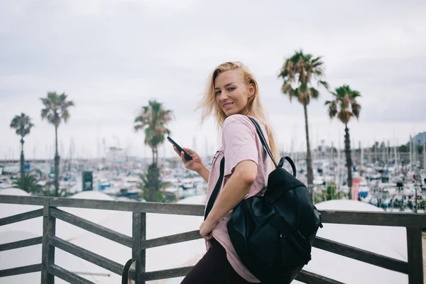 Halva Längden Porträtt Casual Klädd Kvinnlig Inflytande Bloggare Hålla Mobiltelefon — Stockfoto