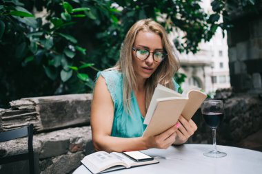 Kafkas kadın okuyucu, edebiyat entrikası ile ilgileniyor. Hafta sonunu hobi için, gözlüklü çekici bir kadınla, göz düzeltmesi için, kırmızı şarap ve en çok satanlar kitabının tadını çıkararak geçiriyor.