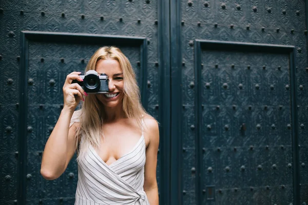 半个小时快乐的业余摄影师测试的焦点选择是满足旅行中业余时间的复古技术 快乐的专业人员带着老式设备对着相机微笑 — 图库照片