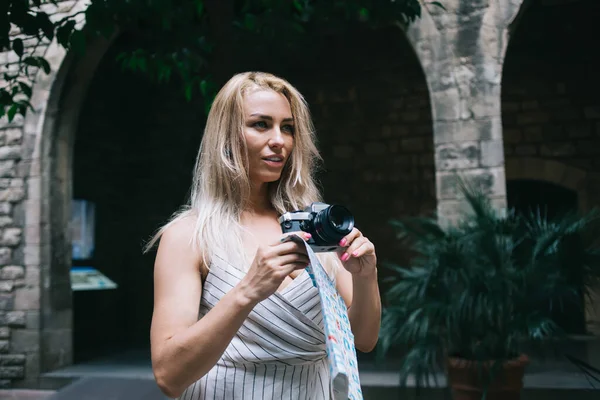 Menina Caucasiana Atraente Com Mapa Localização Câmera Vintage Visitando Cidade — Fotografia de Stock