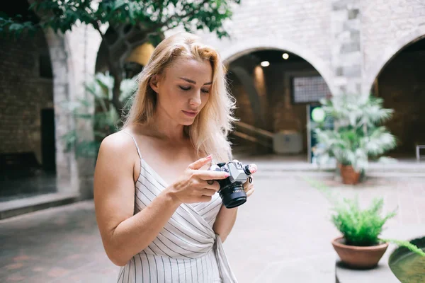 Kaukaski Turysta Blond Włosami Sprawdzający Zdjęcia Kamery Retro Podczas Podróży — Zdjęcie stockowe
