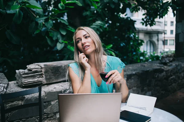 Femme Indépendante Caucasienne Avec Verre Vin Rouge Utilisant Une Connexion — Photo