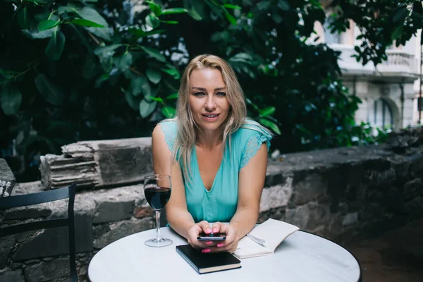 Retrato Una Escritora Bastante Femenina Con Moderno Gadget Smartphone Mano — Foto de Stock