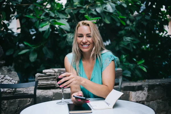 Retrato Mujer Alegre Con Alegría Celular Cafetería Calle Sintiendo Excitación —  Fotos de Stock