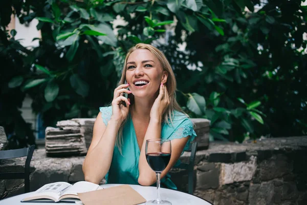 Mulher Alegre Com Sorriso Bonito Rosto Desfrutando Chamada Smartphone Internacional — Fotografia de Stock