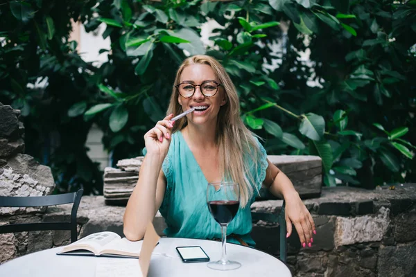 Media Duración Próspera Poeta Femenina Gafas Ópticas Para Corrección Visión —  Fotos de Stock