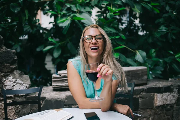 Retrato Mujer Alegre Sosteniendo Copa Con Vino Tinto Disfrutando Fin —  Fotos de Stock