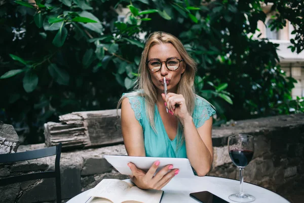 Retrato Mujer Periodista Caucásica Años Con Tableta Digital Mano Mirando —  Fotos de Stock