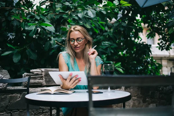 Millennial Vrouwelijke Gebruiker Klassieke Brillen Kijken Web Video Tijdens Web — Stockfoto