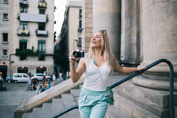 Trendy Gekleed Vrouwelijke Toerist Met Retro Camera Tevreden Met Een — Stockfoto
