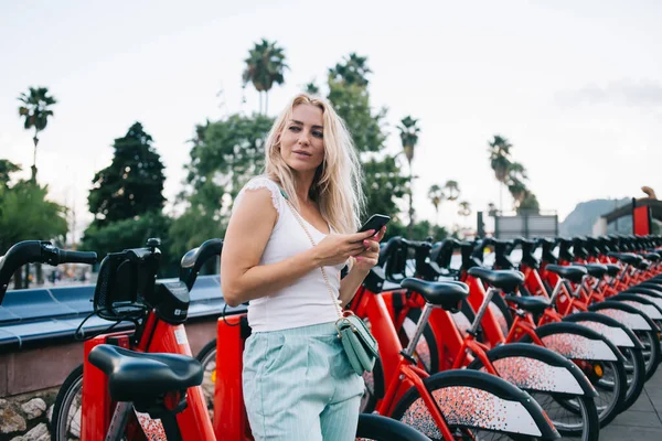 Kaukasisk Kvinnlig Turist Väntar Transaktionsbekräftelse Från Smartphone Ansökan Cykeluthyrning Vacker — Stockfoto