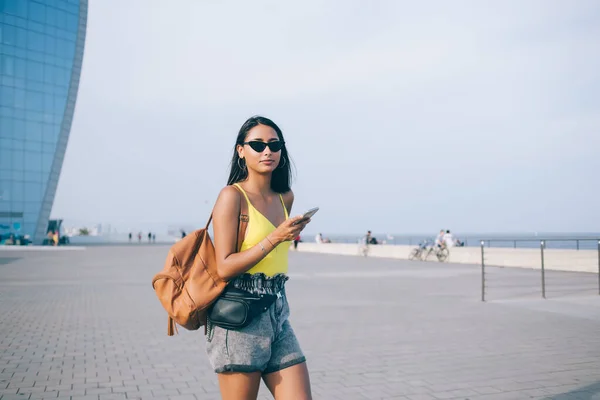 Yazlık Kıyafetli Şık Bir Bayan Turist Güneş Gözlüğü Akıllı Telefondan — Stok fotoğraf