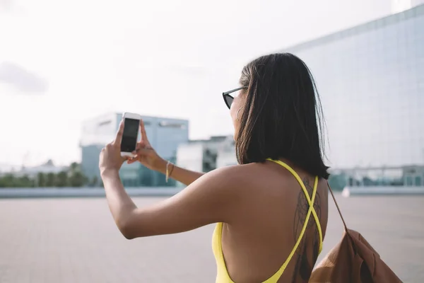 Visão Traseira Turista Étnica Feminina Roupas Verão Rua Tirar Selfie — Fotografia de Stock