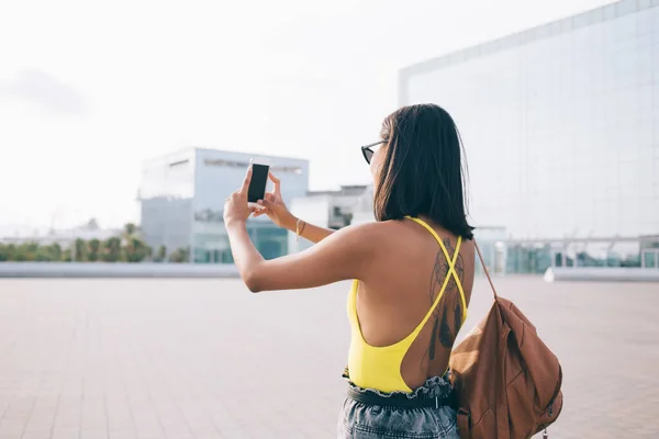 Vista Posterior Mujer Viajera Étnica Ropa Casual Tomando Selfie Teléfono —  Fotos de Stock