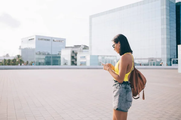 Vista Lateral Jovem Viajante Étnico Feminino Uso Casual Usando Celular — Fotografia de Stock