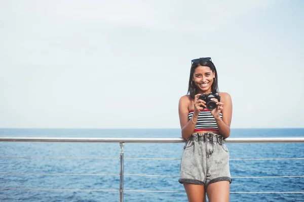 Sorrindo Étnica Turista Feminina Trajes Casuais Cais Durante Férias Verão — Fotografia de Stock