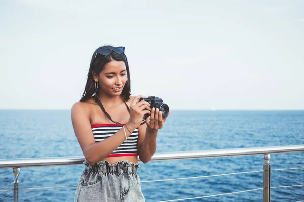 Jóvenes Viajeras Ropa Moda Apoyadas Vallas Metálicas Terraplén Tomando Fotos — Foto de Stock