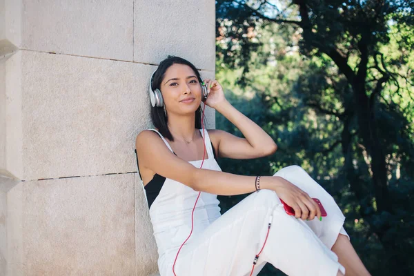 Muito Caucasiano Millennial Moda Desgaste Descansando Livre Apreciando Música Músicas — Fotografia de Stock