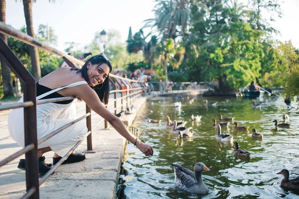 Mulher Feliz Caucasiana Dos Anos Olhando Para Câmera Dando Comida — Fotografia de Stock