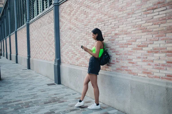 Ψυχική Φοιτήτρια Μοντέρνα Ρούχα Στέκεται Εξωτερικούς Χώρους Στον Τοίχο Φόντο — Φωτογραφία Αρχείου