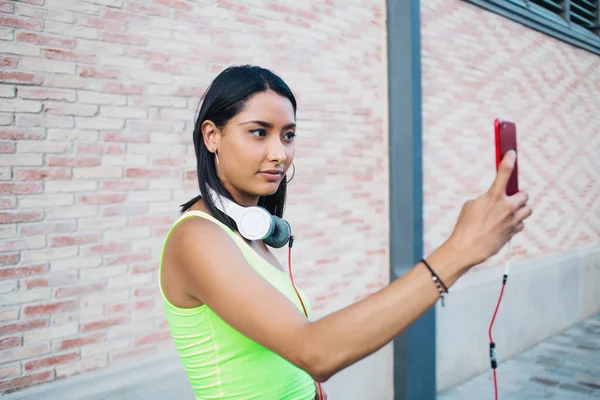 Serieuze Brunette Vrouwelijke Blogger Het Maken Van Foto Mobiele Telefoon — Stockfoto