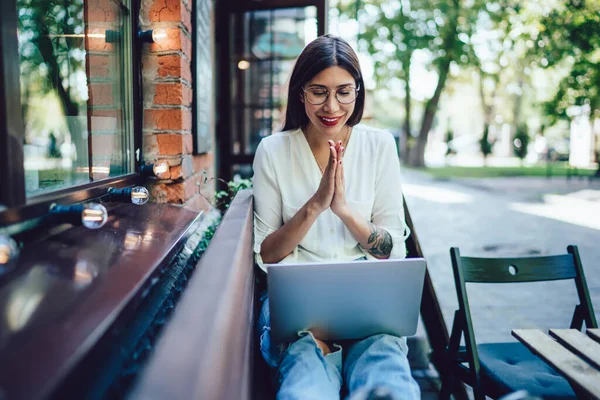 Glückliches Hipstermädchen Optischer Brille Das Sich Über Laptop Anwendung Und — Stockfoto