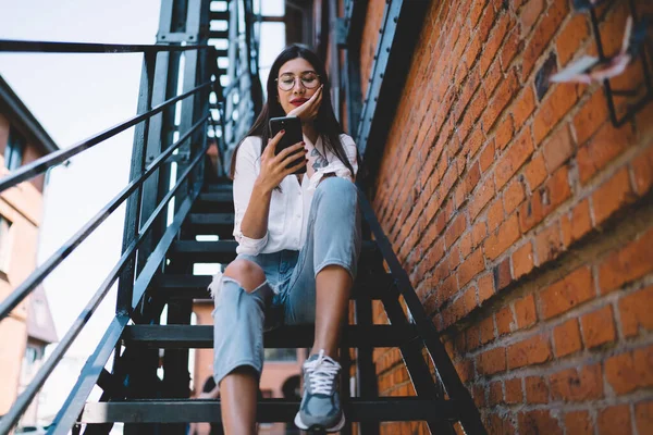 Desde Abajo Contenido Alegre Dama Joven Delgada Gafas Camisa Blanca — Foto de Stock