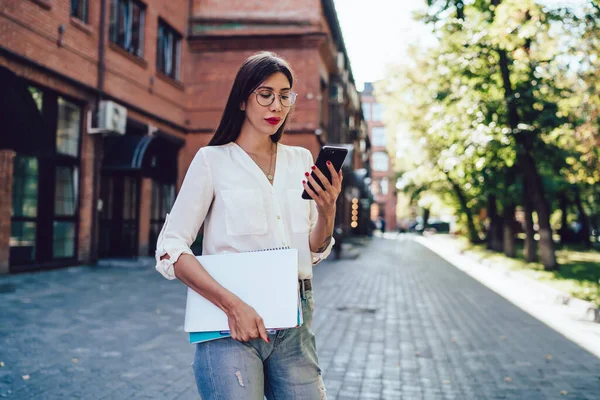 Millennial Kvinna Casual Snygga Kläder Dela Mediedesign Filer Till Sociala — Stockfoto