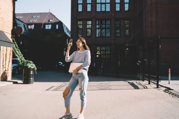 Atractiva Estudiante Femenina Que Usa Gadget Teléfono Celular Para Fotografiar — Foto de Stock