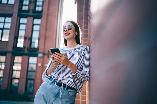 Gelukkig Glimlachende Vrouwelijke Hipster Meisje Moderne Koptelefoon Luisteren Positieve Audio — Stockfoto