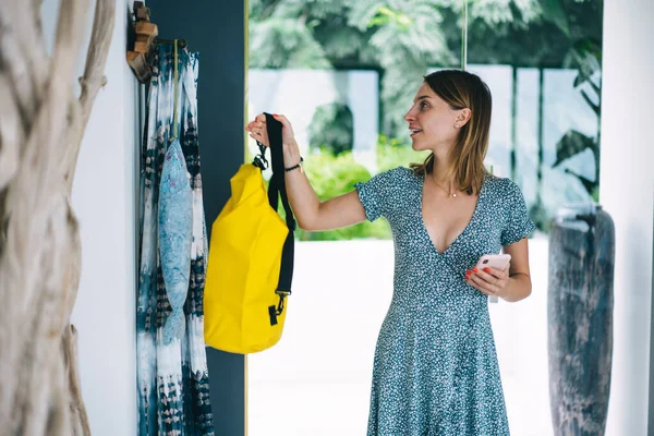 Mujer Caucásica Positiva Ropa Casual Celebración Moda Mochila Amarilla Entrar — Foto de Stock