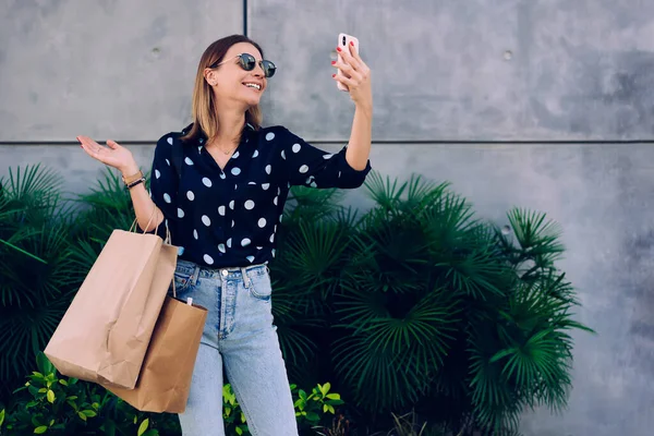 Ung Kvinna Avslappnade Kläder Stående Gatan Leende Selfie Telefon Solglasögon — Stockfoto