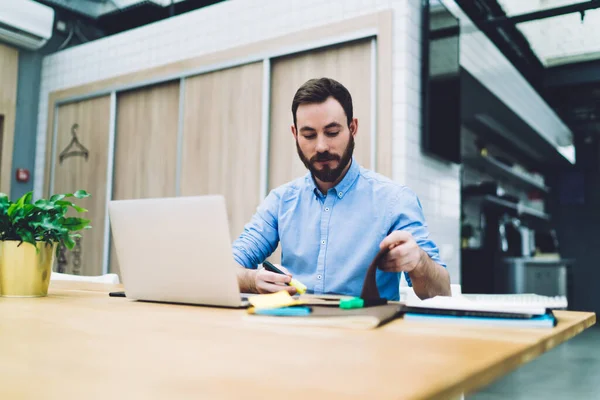 Concentrado Sério Barbudo Masculino Empregado Camisa Segurando Highlighter Usando Notepad — Fotografia de Stock