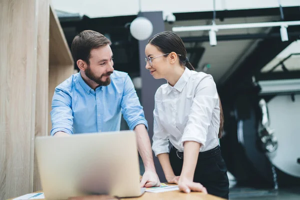 Lächelnde Erwachsene Partner Eleganter Kleidung Die Sich Gegenseitig Anschauen Während — Stockfoto