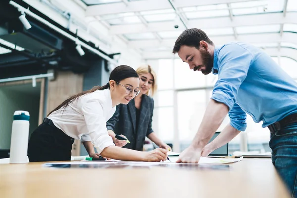 Compañeros Trabajo Ropa Casual Escribiendo Dibujando Información Gráficos Papel Una — Foto de Stock